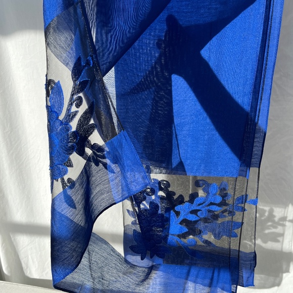 Electric blue & black cut-out silky, flowy scarf, EUC. - Picture 7 of 11